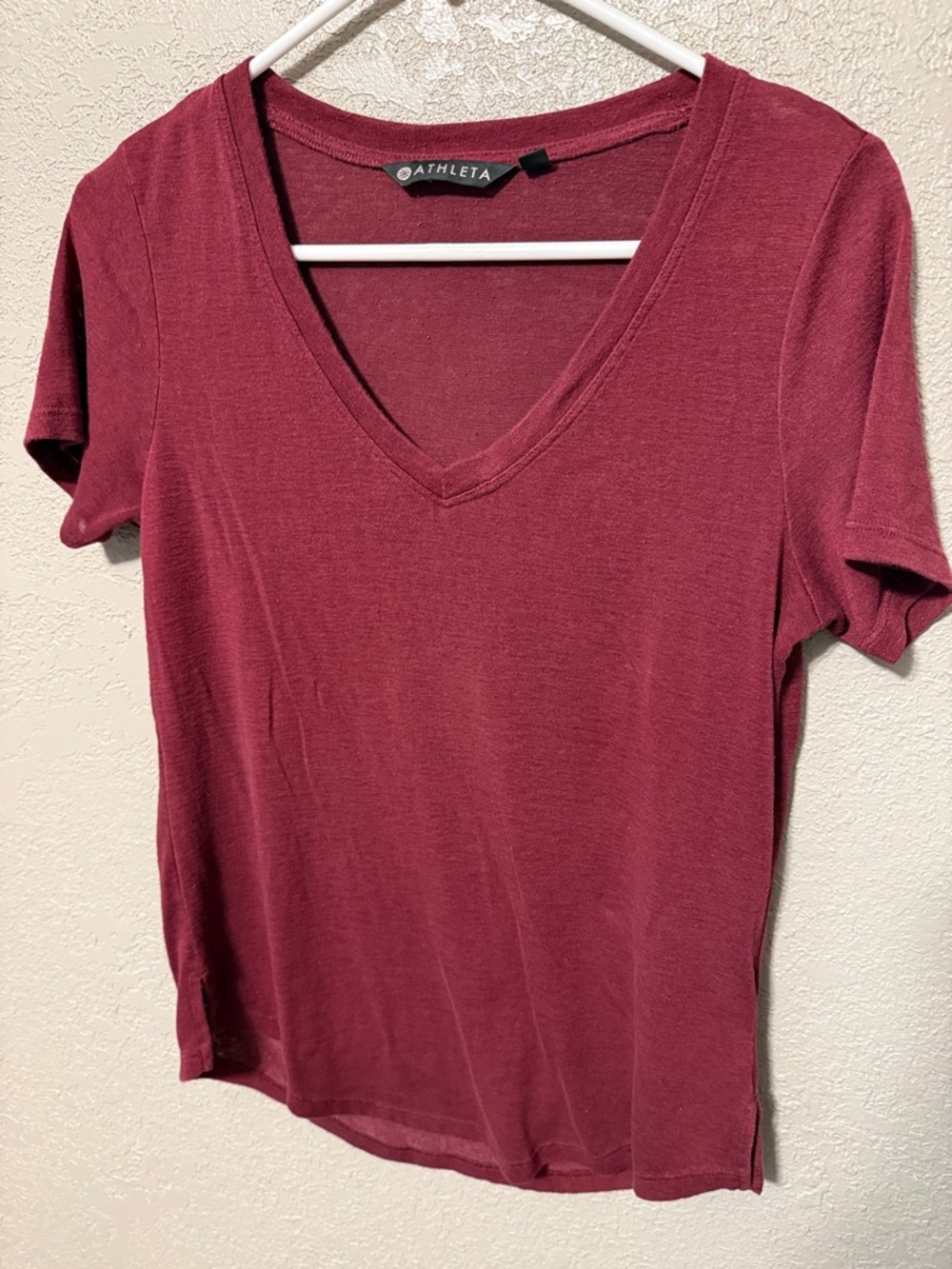Athleta Breezy Scoop V-Neck Women’s Burgundy Tee size S